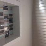 Detalhes do acabamento em banheiro de Casa Moderna por Arquitetos