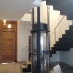 Escada e Elevador em Casa Moderna por Arquitetos